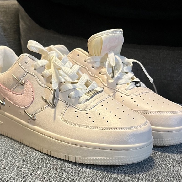 Brand New Nike Air Force 1 Women's Running Shoes. Cream / Pink - Picture 8 of 11
